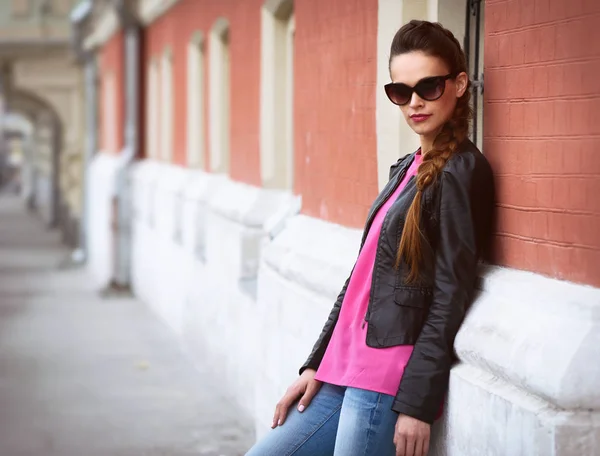 Casual kız sokakta güneş gözlüğü takıyor — Stok fotoğraf