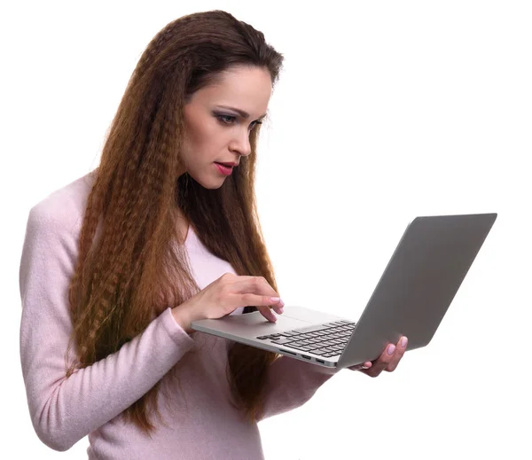 Kvinnan användning laptop isolerade — Stockfoto