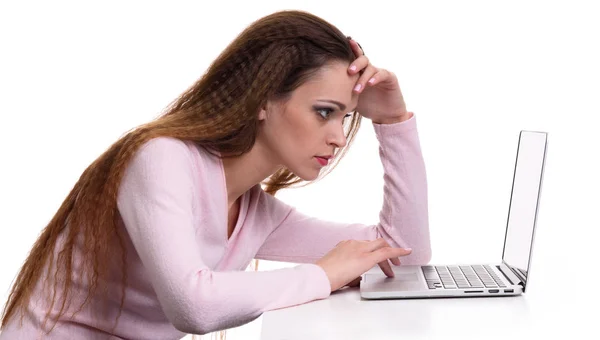 Retrato de uma jovem mulher olhando para laptop — Fotografia de Stock