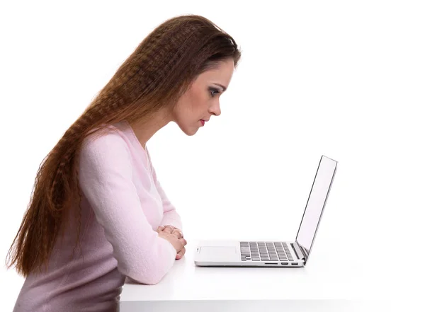 女人使用手提电脑在桌子上 — 图库照片
