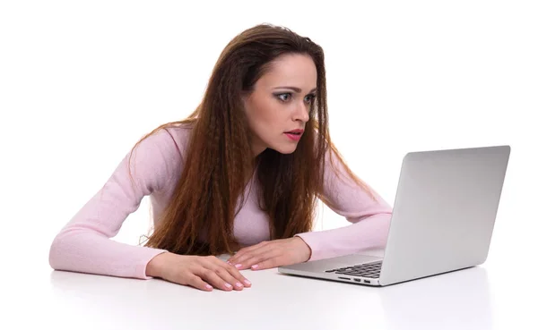 Γυναίκα ψάχνει στο φορητό υπολογιστή της. Απομονωμένη — Φωτογραφία Αρχείου