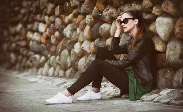 Pretty sad girl sits on street. — Stock Photo, Image