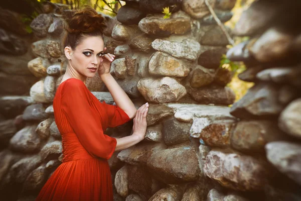穿红裙子的时尚美丽的女人 — 图库照片