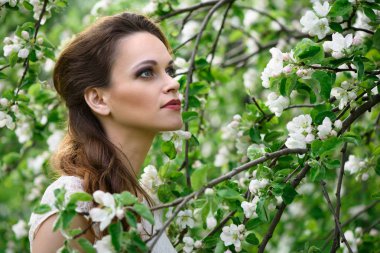 parkta örgülü saçlı güzel genç kız.