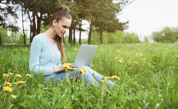 Young pretty girl working on laptop outdoors — Stock Photo, Image