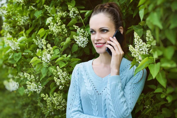 Szczęśliwa młoda kobieta rozmawiająca przez telefon komórkowy — Zdjęcie stockowe