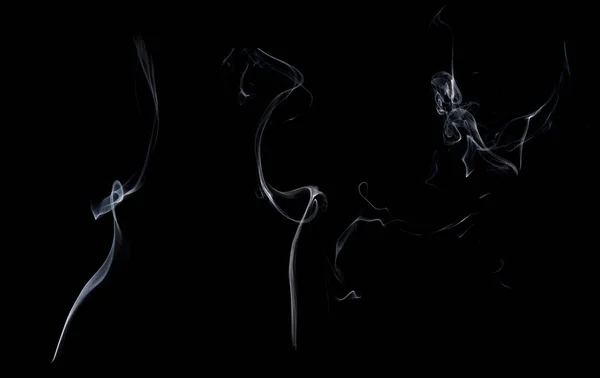 연기가 검은 배경에 고립 — 스톡 사진