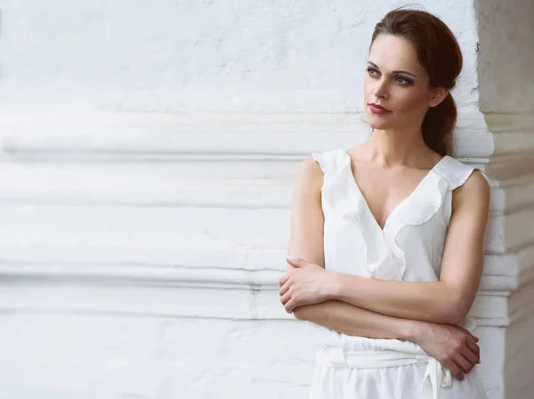 Menina bonita nova vestindo vestido branco — Fotografia de Stock