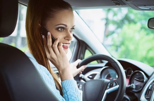 Kvinnan pratar på en telefon när du kör bil — Stockfoto