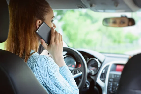 Kvinna med smartphone när du kör bil — Stockfoto