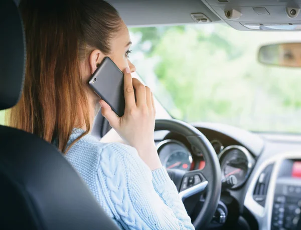 Kvinna som använder smartphone när du kör bil — Stockfoto