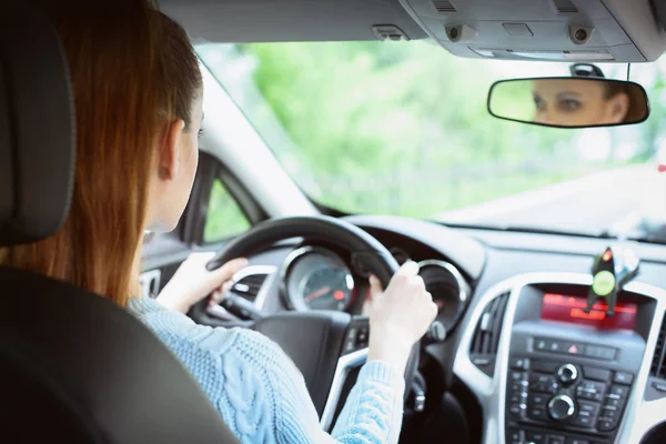 Mujer morena joven conduciendo un coche — Foto de Stock