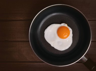 Tavada kızarmış yumurta.