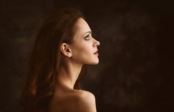 Profile portrait of a beautiful young woman — Stockfoto