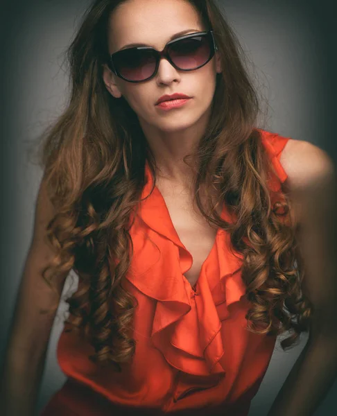 Glamour hermosa mujer usando gafas de sol — Foto de Stock