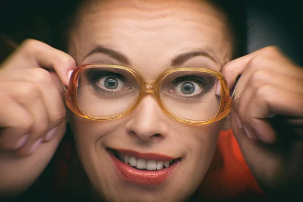 Retrato de una chica divertida con gafas —  Fotos de Stock