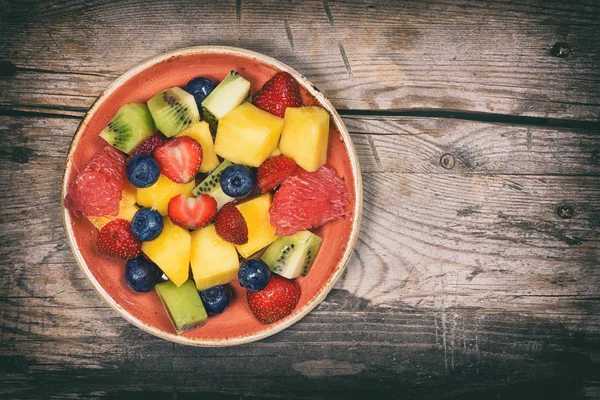 Salada de frutas em prato na mesa — Fotografia de Stock