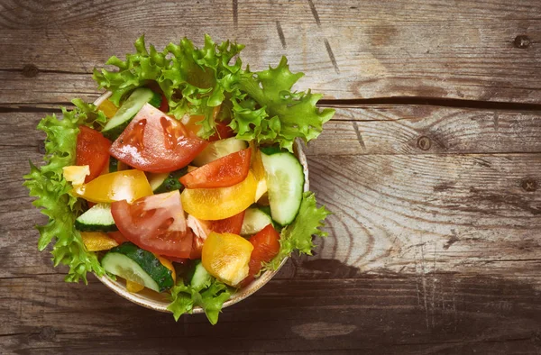 Ensalada de verduras en tazón sobre mesa de madera —  Fotos de Stock