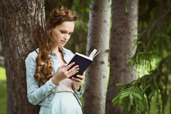 Openlucht portret van een mooi meisje leesboek — Stockfoto