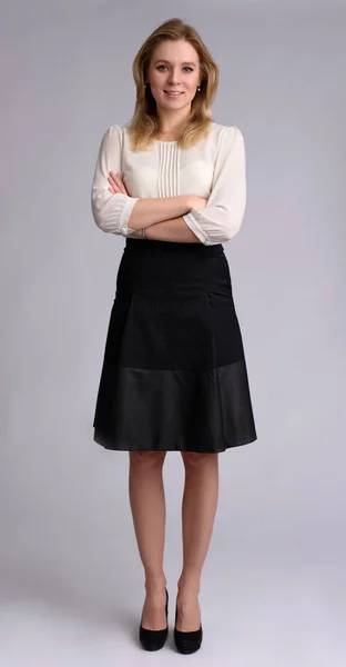 Ganzkörperporträt einer lächelnden Geschäftsfrau im Stehen — Stockfoto