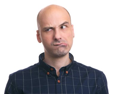 uzakta görünen düşünceli kel adam