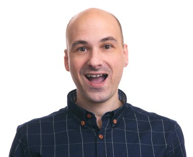 Gülümseyen mutlu yakışıklı kel adam. İzole