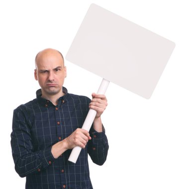 kızgın adam boş bir afiş bir sopa üzerinde tutar.