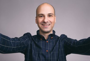 neşeli kel adam alarak selfie