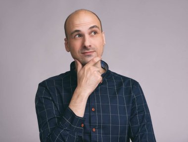 onun çene dokunmadan tişörtlü fikirli adam