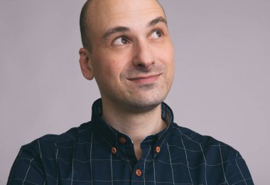 Yakışıklı gülümseyen kel adam ararken