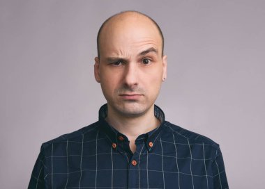Şaşkın çocuk. Şaşkın genç kel adam