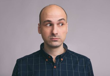şaşırmış adam uzağa arıyorsunuz