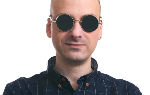 Schöner glatzköpfiger Mann mit Sonnenbrille — Stockfoto