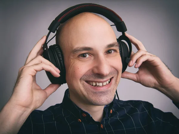 戴耳机听音乐的男人 — 图库照片