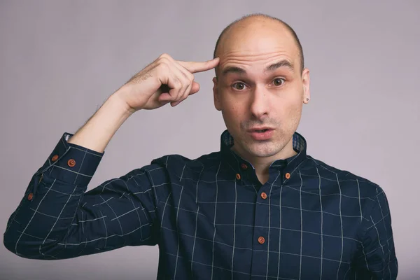 Homem careca pensando com o dedo na cabeça — Fotografia de Stock