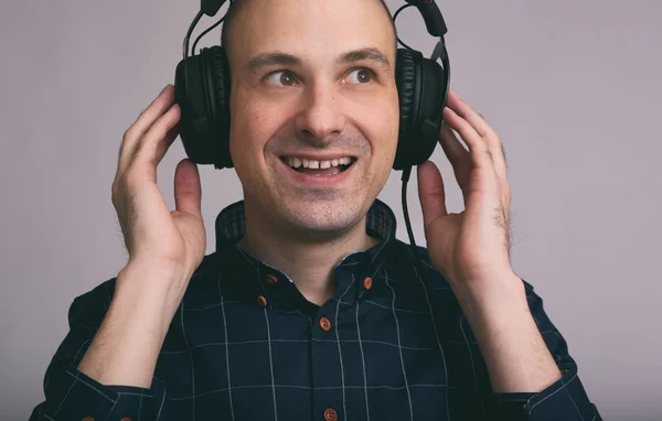 Homem em fones de ouvido ouvindo música — Fotografia de Stock