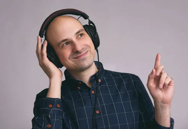 Bello uomo calvo godendo la musica — Foto Stock