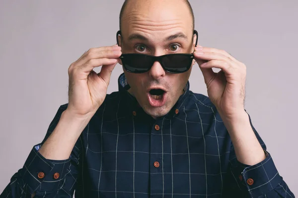 Geschokt jongeman dragen van een zonnebril — Stockfoto