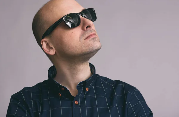 Selbstbewusster Mann mit Sonnenbrille — Stockfoto