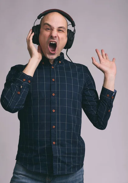 Hombre en auriculares cantando canción —  Fotos de Stock