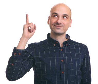 parmak işaret eden adam