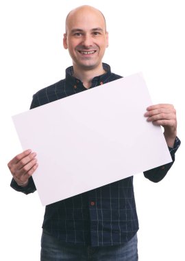 genç adam bir afiş tutarak