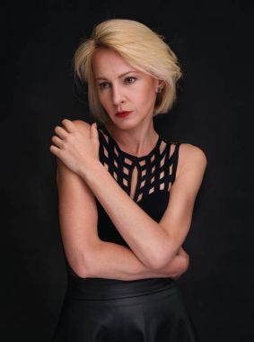 Orta yaşlı güzel bir kadının portresi.