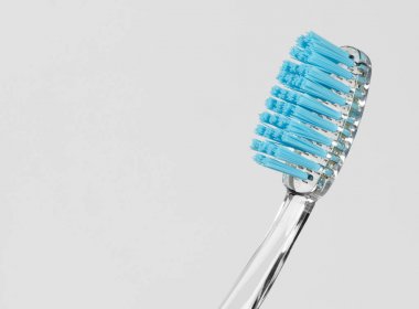 izole mavi plastik diş fırçası