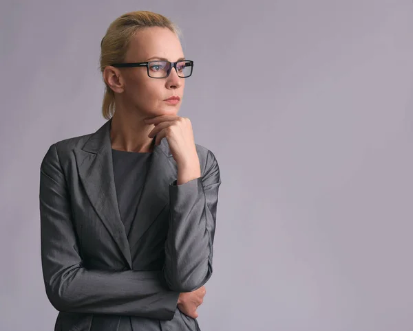 Vacker affärskvinna i glasögon tänkande — Stockfoto