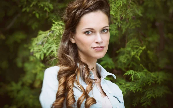 Jeune belle femme aux cheveux longs dans le parc — Photo