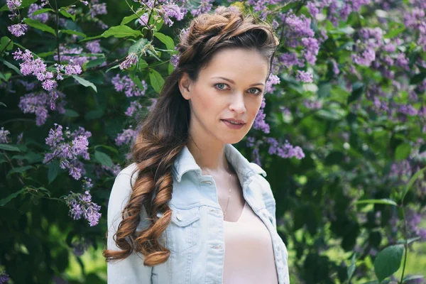 Beautiful happy brunette woman in the park — Stock Photo, Image