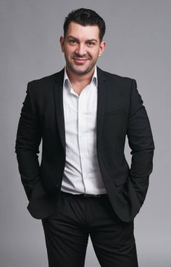 yakışıklı gülümseyen emin iş adamı