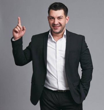 Yakışıklı mutlu işadamı jest parmağını