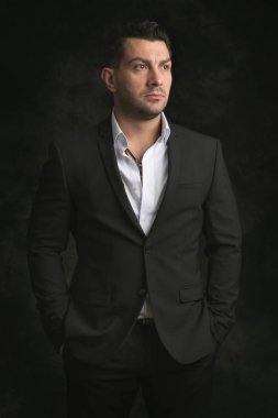 yakışıklı emin iş adamı uzağa arıyorsunuz